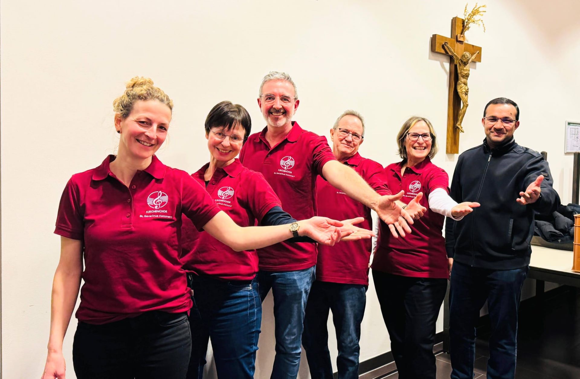 Das alte und neue Leitungsteam des Kirchenchores St. Severinus Kommern, bestehend aus (v.l.) Simone Heuken, Chorleiterin Elisabeth Beyer, Gerd Schlösser, Markus Lauterbach, Ursula Neunzig und Kaplan Bibin Peter. (c) Foto: Privat. pp/ Agentur ProfiPress.