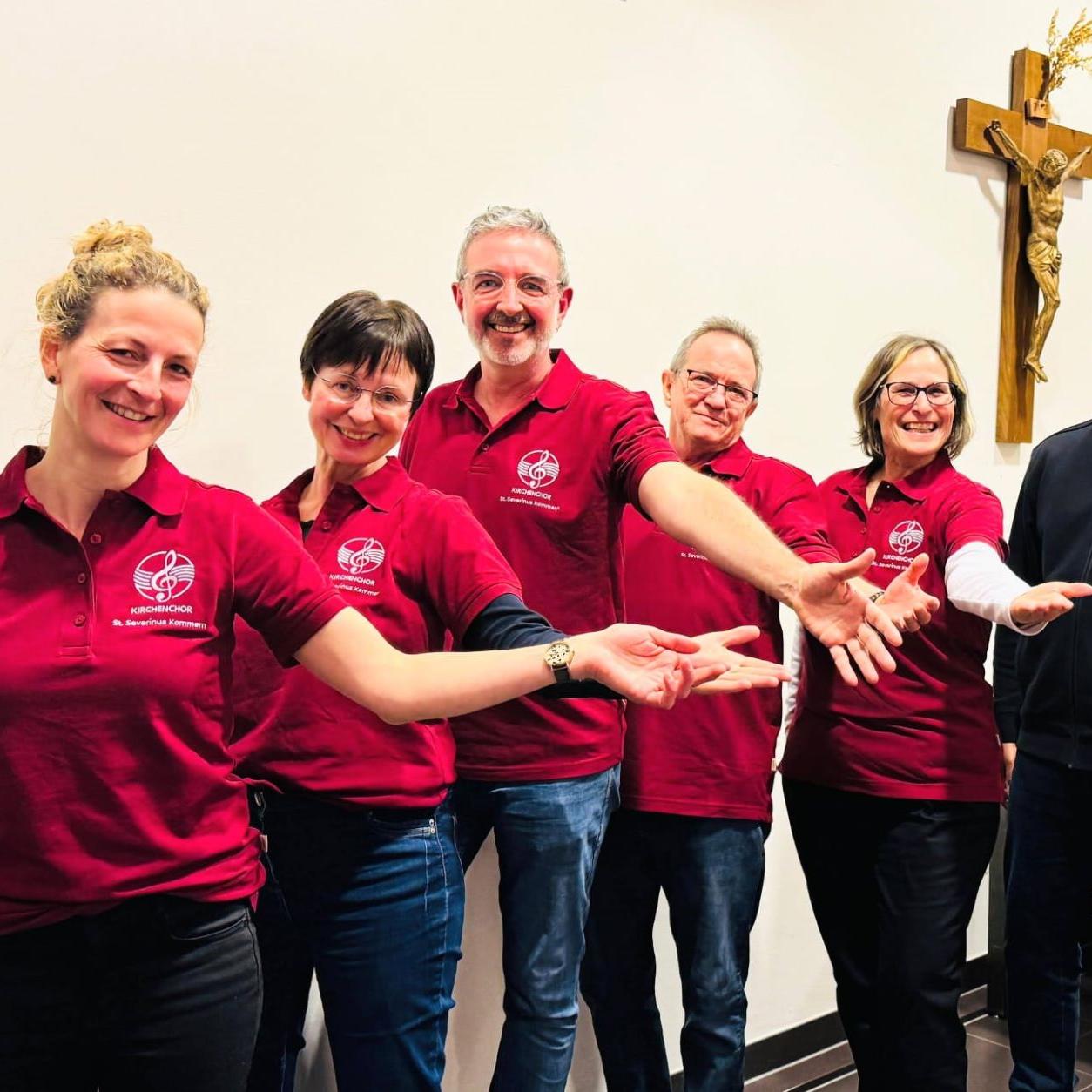 Das alte und neue Leitungsteam des Kirchenchores St. Severinus Kommern, bestehend aus (v.l.) Simone Heuken, Chorleiterin Elisabeth Beyer, Gerd Schlösser, Markus Lauterbach, Ursula Neunzig und Kaplan Bibin Peter.