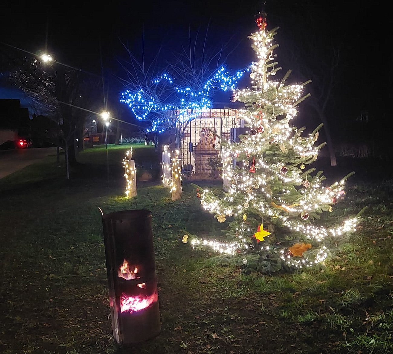 Eine ebenfalls mit Lichterketten und Baumschmuck behangene Fichte, die die Kaller Firma Geschwind gestiftet hat, ziert jetzt den Platz für die nächsten vorweihnachtlichen Wochen. (c) Foto: Robert Ohlerth/pp/Agentur ProfiPress