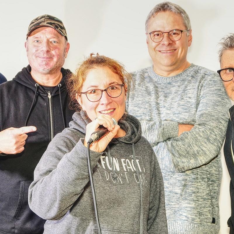 Seit Jahren für ihre unverwechselbare Handschrift bekannt, verwandeln (v.l.) Danny Beier, Paul Pauli, Michael Schmitz, Peter Kalff und Guido Strang bekannte Melodien in überraschende Neuschöpfungen. Rock, Chanson, Neue Deutsche Welle, Jazz und Pop werden nicht einfach gecovert, sondern liebevoll zerlegt und neu zusammengesetzt.