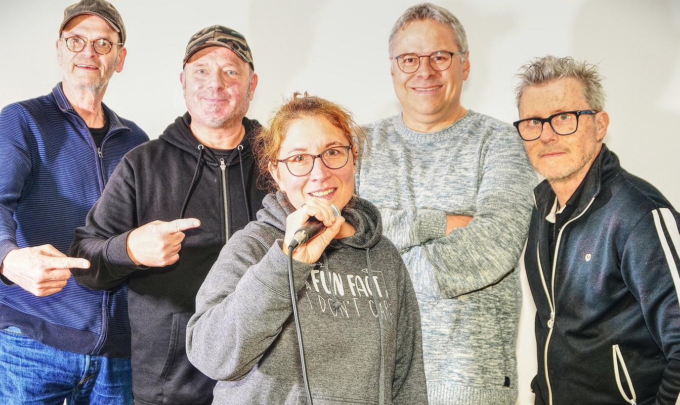 Seit Jahren für ihre unverwechselbare Handschrift bekannt, verwandeln (v.l.) Danny Beier, Paul Pauli, Michael Schmitz, Peter Kalff und Guido Strang bekannte Melodien in überraschende Neuschöpfungen. Rock, Chanson, Neue Deutsche Welle, Jazz und Pop werden nicht einfach gecovert, sondern liebevoll zerlegt und neu zusammengesetzt. (c) Foto: Veranstalter/pp/Agentur ProfiPress