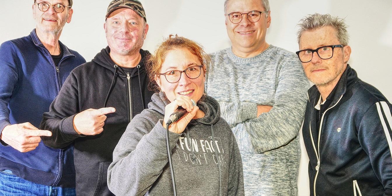 Seit Jahren für ihre unverwechselbare Handschrift bekannt, verwandeln (v.l.) Danny Beier, Paul Pauli, Michael Schmitz, Peter Kalff und Guido Strang bekannte Melodien in überraschende Neuschöpfungen. Rock, Chanson, Neue Deutsche Welle, Jazz und Pop werden nicht einfach gecovert, sondern liebevoll zerlegt und neu zusammengesetzt.