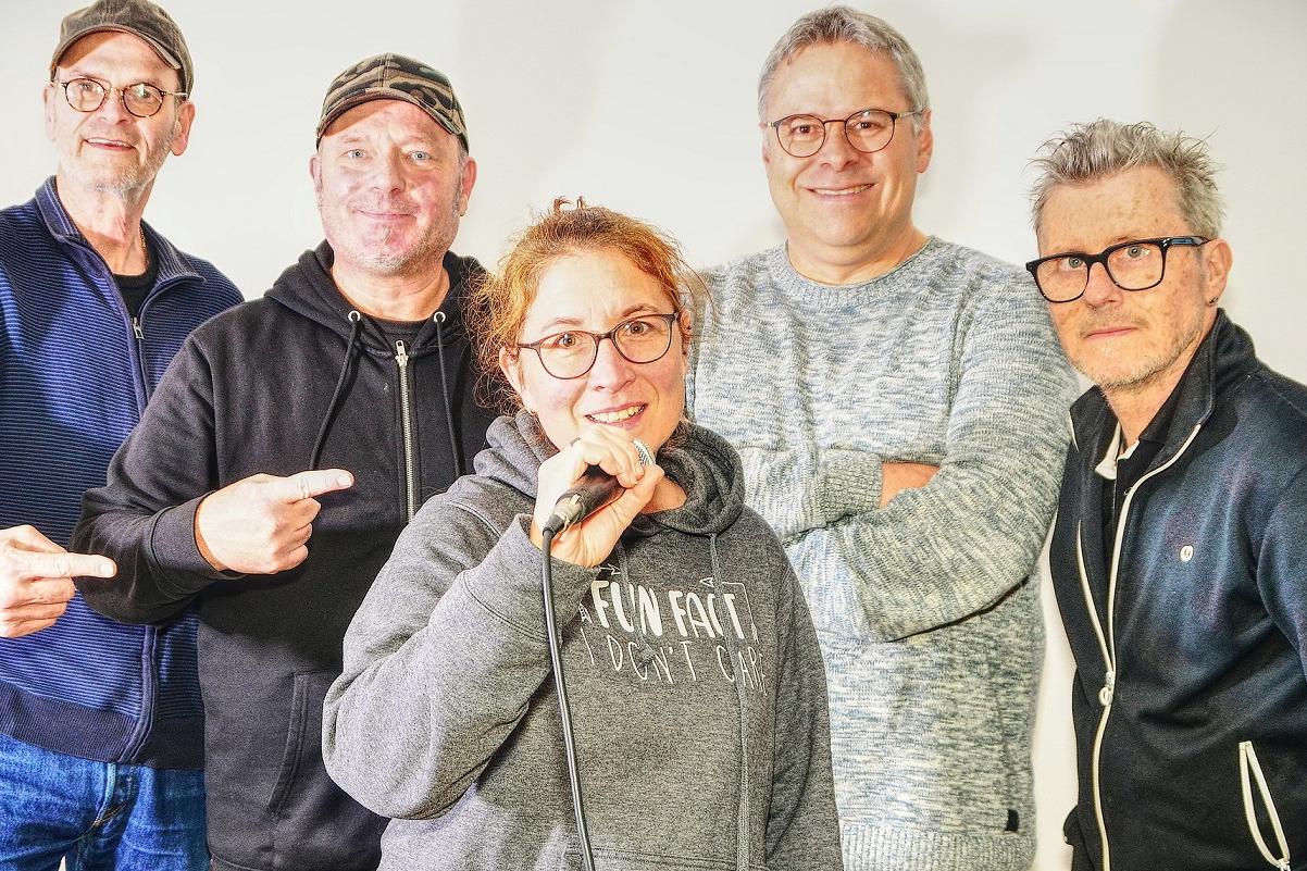 Seit Jahren für ihre unverwechselbare Handschrift bekannt, verwandeln (v.l.) Danny Beier, Paul Pauli, Michael Schmitz, Peter Kalff und Guido Strang bekannte Melodien in überraschende Neuschöpfungen. Rock, Chanson, Neue Deutsche Welle, Jazz und Pop werden nicht einfach gecovert, sondern liebevoll zerlegt und neu zusammengesetzt.
