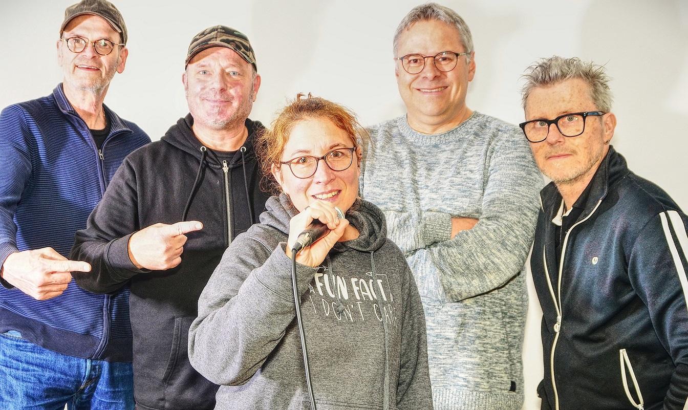 Seit Jahren für ihre unverwechselbare Handschrift bekannt, verwandeln (v.l.) Danny Beier, Paul Pauli, Michael Schmitz, Peter Kalff und Guido Strang bekannte Melodien in überraschende Neuschöpfungen. Rock, Chanson, Neue Deutsche Welle, Jazz und Pop werden nicht einfach gecovert, sondern liebevoll zerlegt und neu zusammengesetzt.