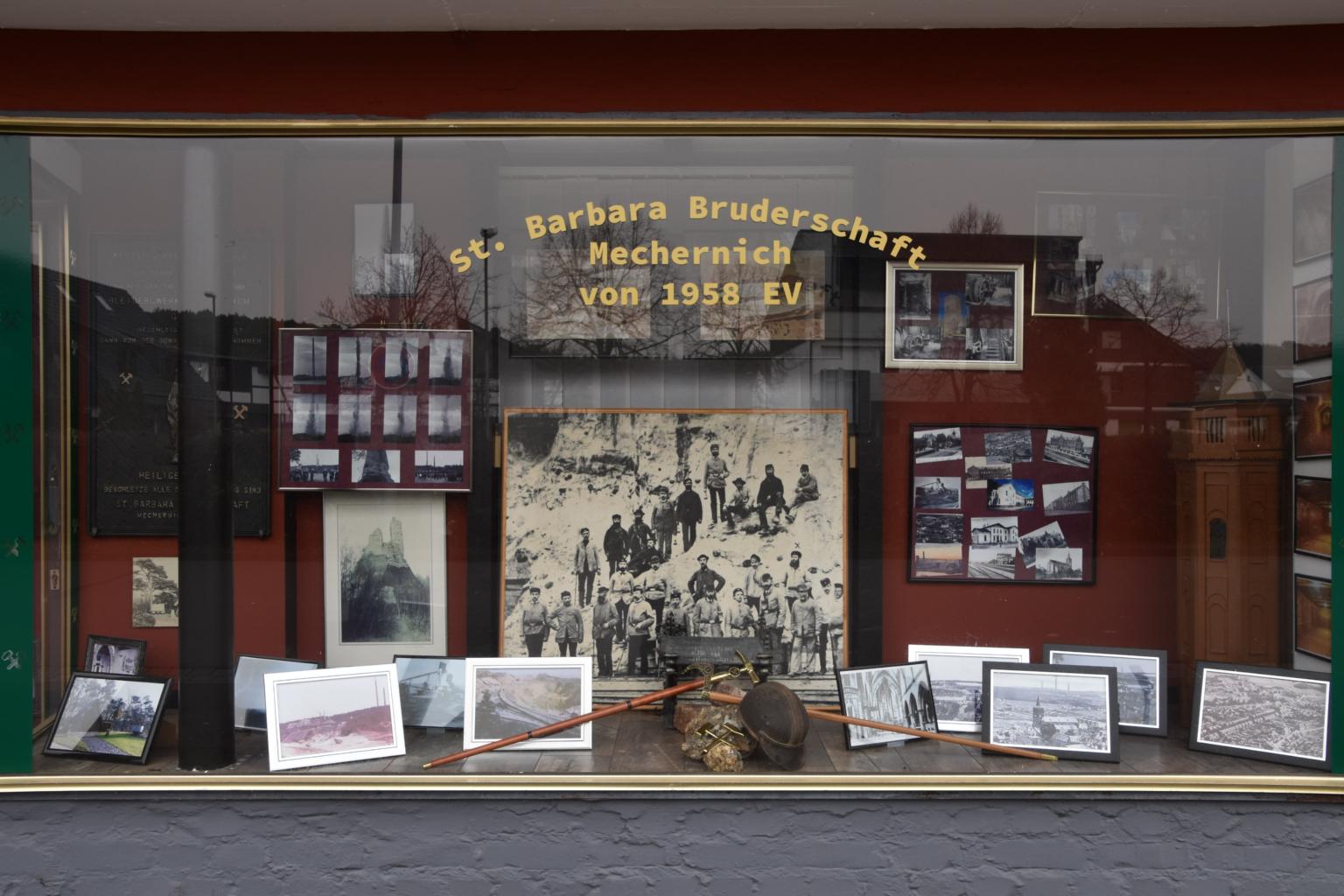 Das Schaufenster der St. Barbara-Bruderschaft zeugt von der tiefen Verbundenheit des Vereins mit den Menschen, die im Bergbau gearbeitet haben, der Bergbau-Region Mechernich und der Tradition, die bis in die heutige Zeit, unter anderem mit dem St. Barbara-Fest lebendig gehalten wird. (c) Foto: Archiv ProfiPress/pp/ Agentur ProfiPress