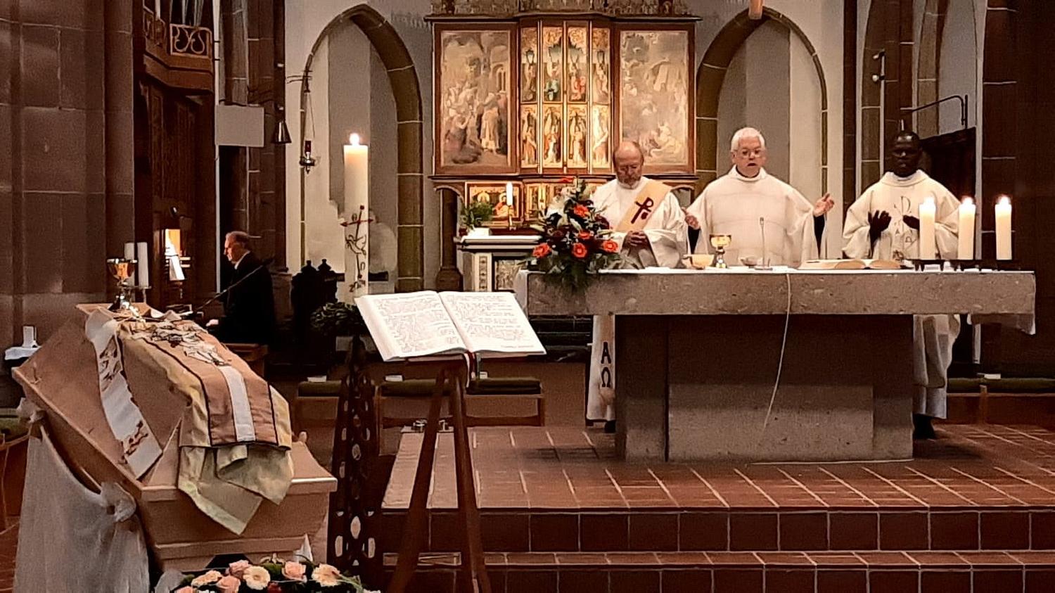 Links der aufgebahrte Sarg in der Pfarrkirche St. Cornelius St. Tönis, von rechts am Altar Pfarrer Patrick Mwanguhya von der Communio in Christo in Mechernich, Pfarrer Klaus Stephan Gerndt, ein Mitbruder von Gregor Stepkes aus der Priestergemeinschaft Jesus Caritas, und Diakon Manfred Lang aus Mechernich, der Stellvertreter des Communio-Generalsuperiors Jaison Thazhathil.