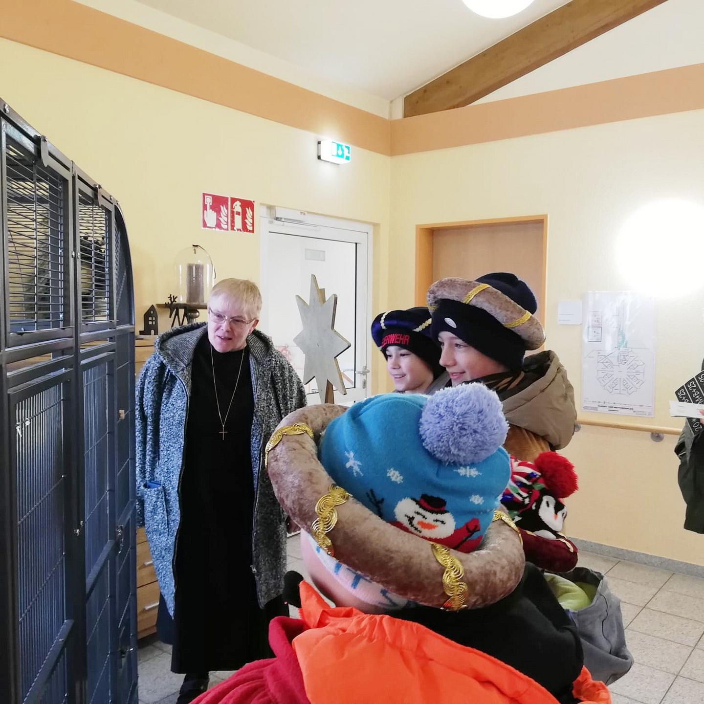 Im Hospiz „Stella Maris“ der Communio in Christo in Mechernich mit Schwester Lidwina vor dem Käfig von Papagei „Coco“ im Foyer: Begleiterin Angelina Meier, Emil Holzheim, Tino Stupning, Jonas und Jan Stupp.