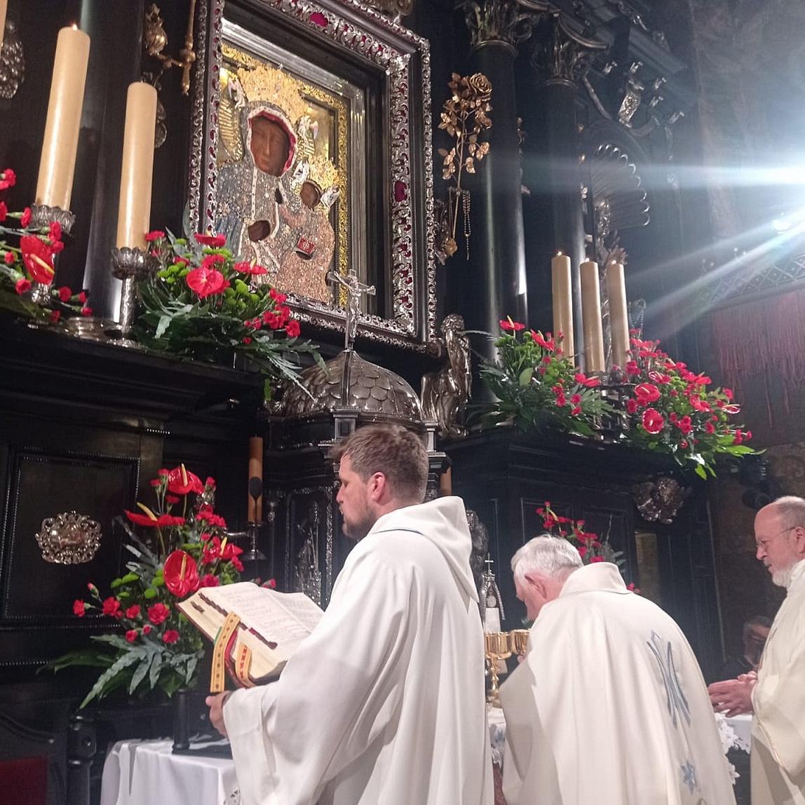 Heilige Messe vor Tausend und mehr Gläubigen vor der legendären „Schwarzen Madonna“ im heiligen Bezirk Jasna Gora im polnischen Wallfahrtsort Tschenstochau: In der Mitte Communio-Priester Prälat Dr. Jozef Zielonka, rechts Diakon Manni Lang, der stellvertretende Generalsuperior aus Mechernich.