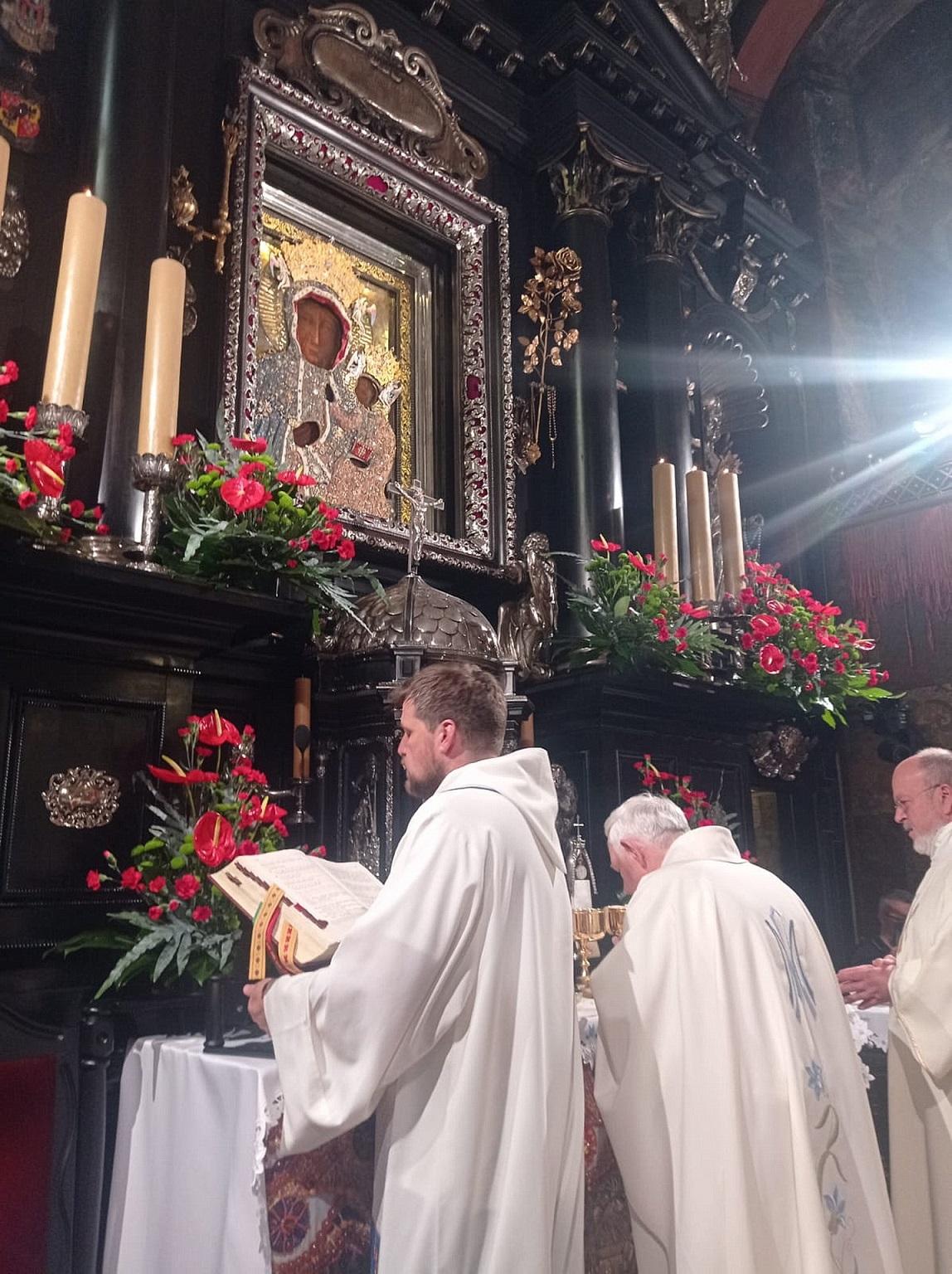 Heilige Messe vor Tausend und mehr Gläubigen vor der legendären „Schwarzen Madonna“ im heiligen Bezirk Jasna Gora im polnischen Wallfahrtsort Tschenstochau: In der Mitte Communio-Priester Prälat Dr. Jozef Zielonka, rechts Diakon Manni Lang, der stellvertretende Generalsuperior aus Mechernich.