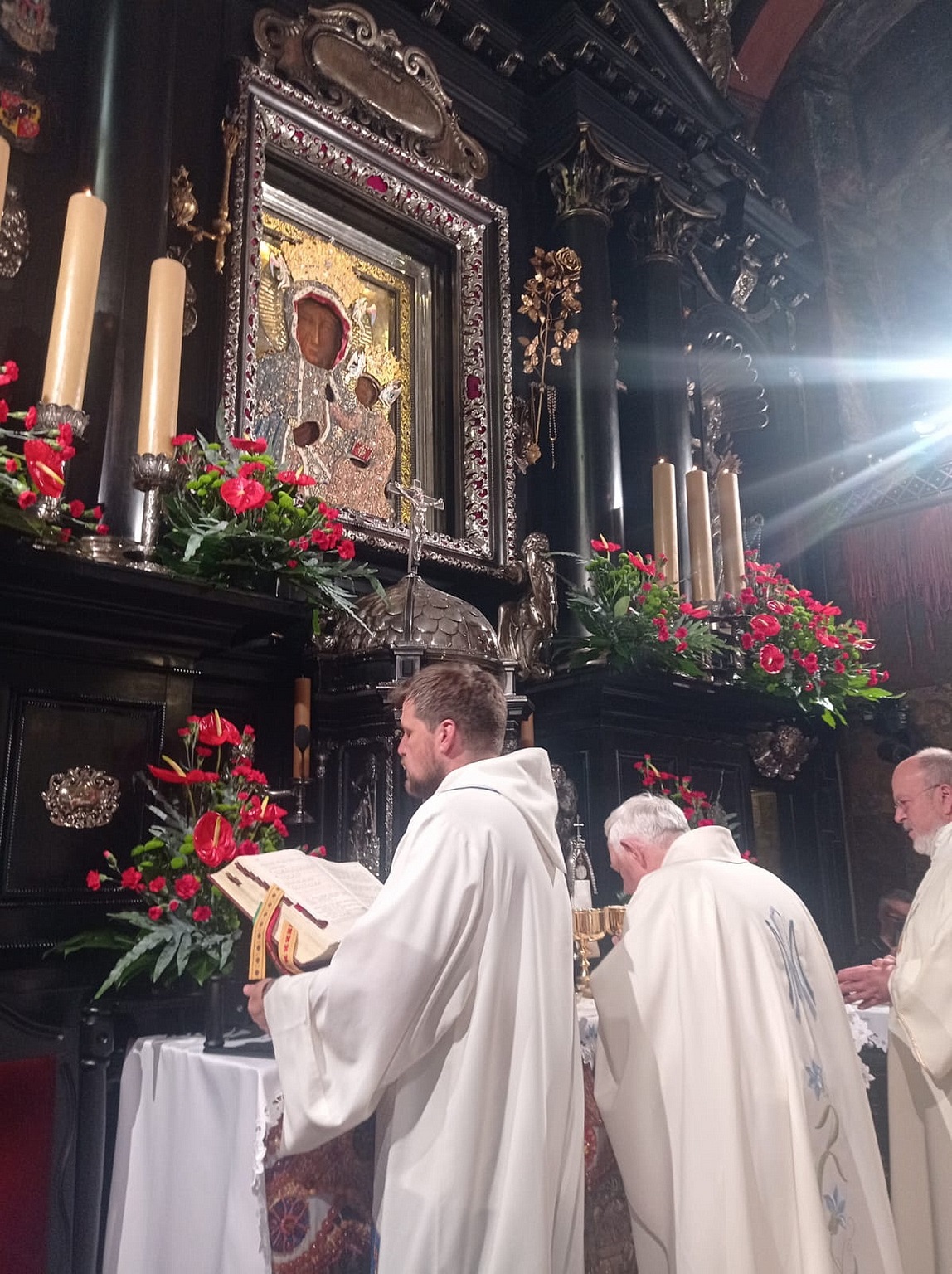 Heilige Messe vor Tausend und mehr Gläubigen vor der legendären „Schwarzen Madonna“ im heiligen Bezirk Jasna Gora im polnischen Wallfahrtsort Tschenstochau: In der Mitte Communio-Priester Prälat Dr. Jozef Zielonka, rechts Diakon Manni Lang, der stellvertretende Generalsuperior aus Mechernich. (c) Foto: Patrick Mwanguhya/CIC/pp/Agentur ProfiPress