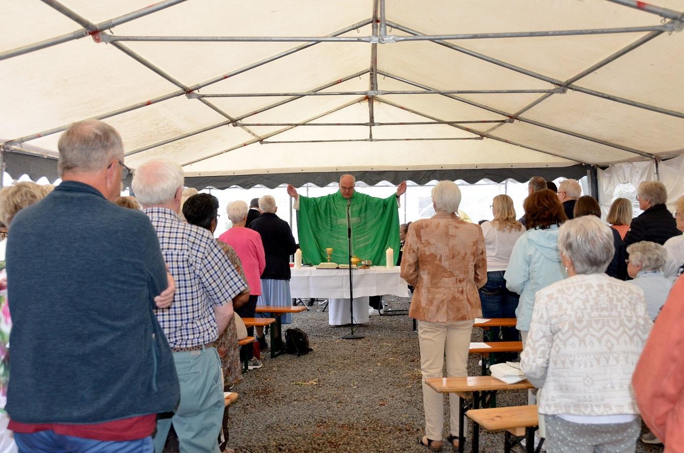 Zelebriert wurde das diesjährige Mechernicher Bergfest im Rahmen eines Open-Air-Gottesdienstes am Bergbaumuseum mit GdG-Pfarrer Erik Pühringer und kirchlicher Live-Musik der Bergkapelle.
