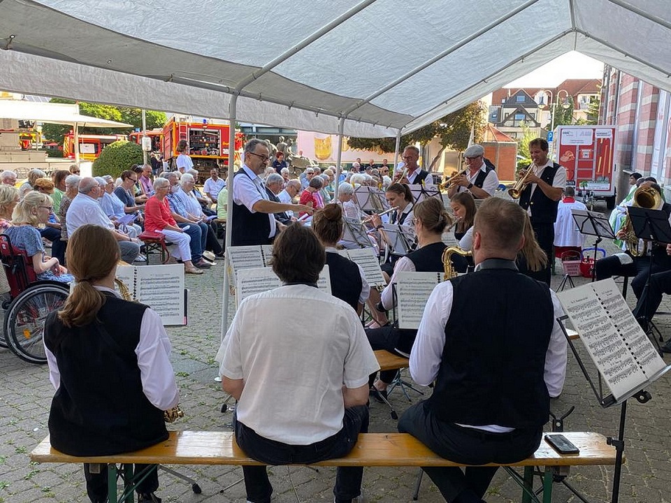 Zahlreiche Gläubige und auch einige Offizielle nahmen an der heiligen Messe vor Festbeginn in der City teil. (c) Foto: Ralf Claßen/pp/Agentur ProfiPress