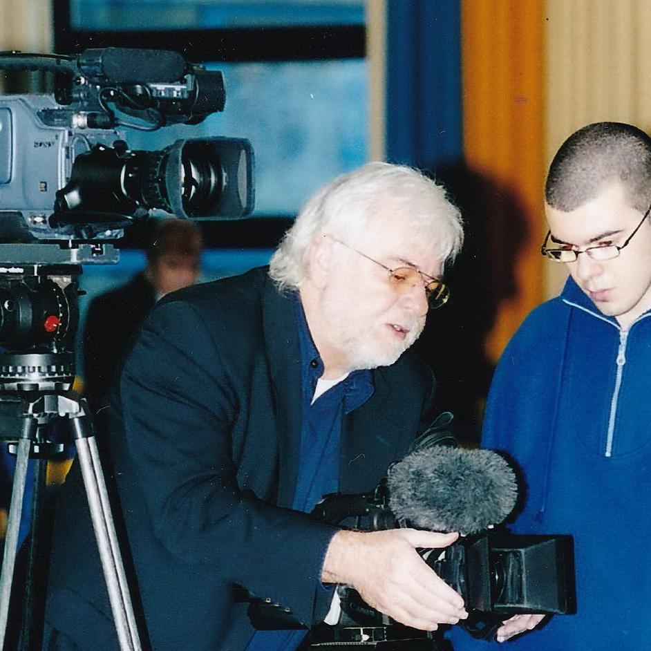 Der Filmemacher und Journalist Berthold Peter Herfen, hier beim Gründungsgedenktag der Communio in Christo am Samstag, 4. Dezember 2004 in der Aula des Gymnasiums am Turmhof in Mechernich, ist jetzt im Alter von 72 Jahren gestorben.