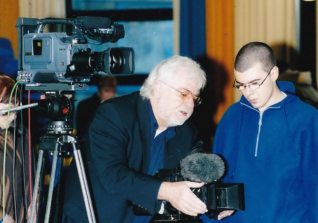 Der Filmemacher und Journalist Berthold Peter Herfen, hier beim Gründungsgedenktag der Communio in Christo am Samstag, 4. Dezember 2004 in der Aula des Gymnasiums am Turmhof in Mechernich, ist jetzt im Alter von 72 Jahren gestorben.