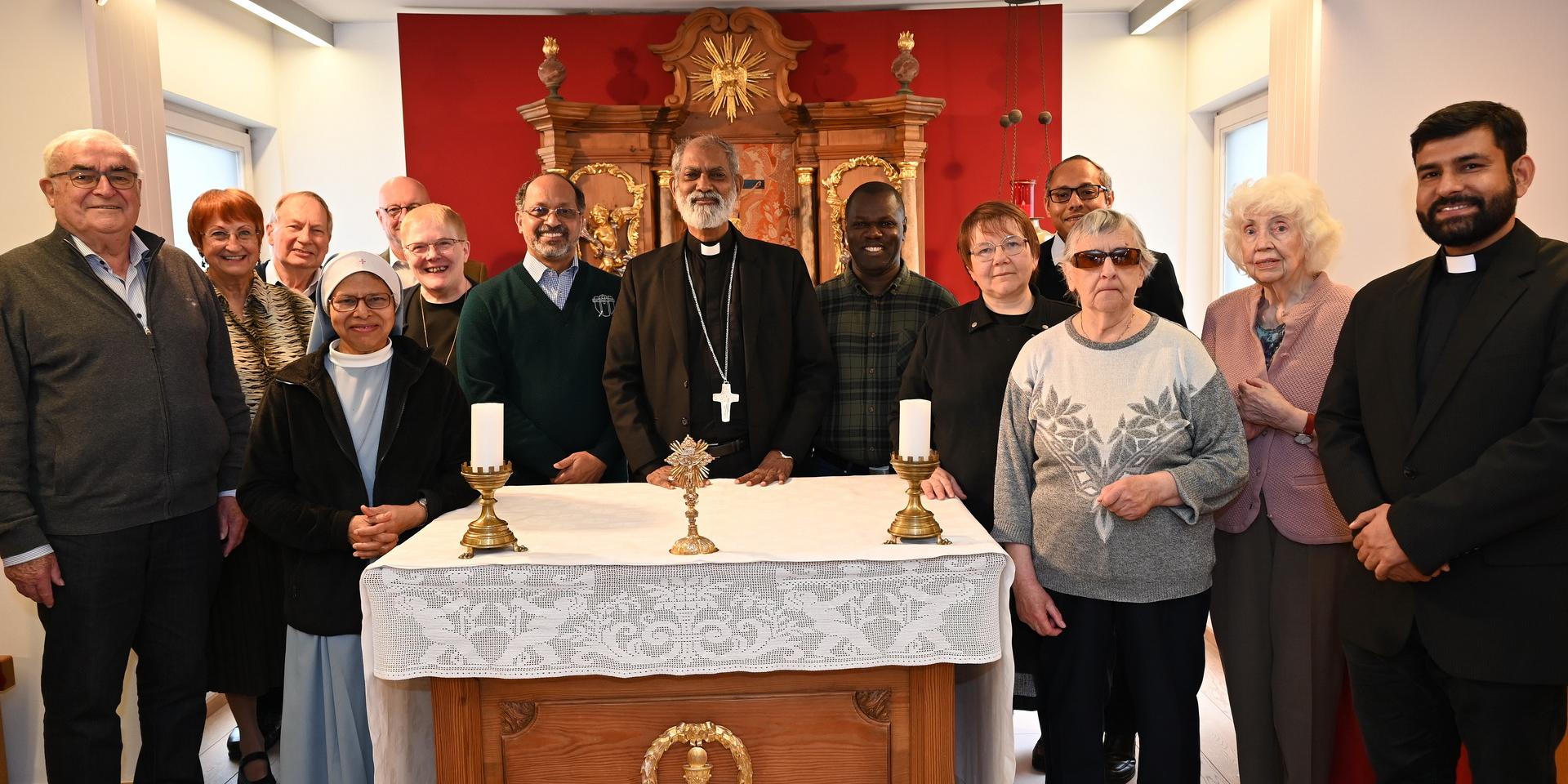 Bischof Dr. Mathews Mar Polycarpos Manakkarakavil aus der Diözese Mavelikara im indischen Bundesstaat Kerala mit Mitgliedern der Kommunität des Ordo Communionis in Christo in der Gründungskapelle, ganz rechts sein Neffe Father Jobin Joy, der an der Hochschule der Pallottiner in Vallendar bei Koblenz studiert.
