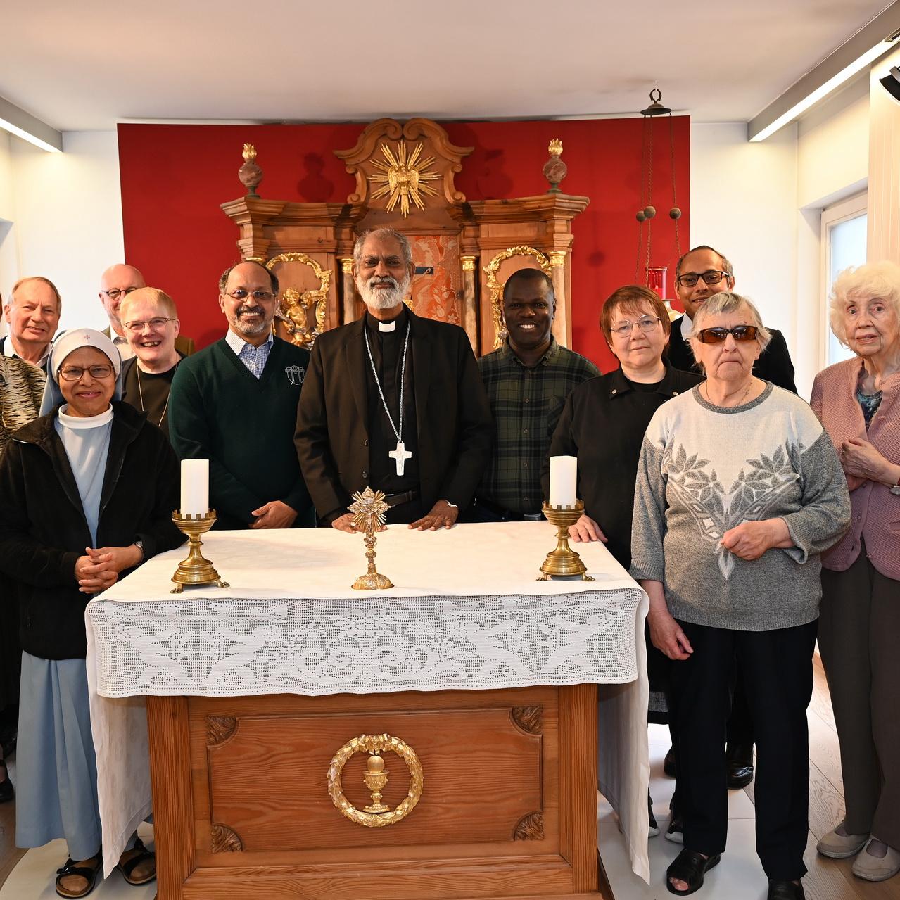 Bischof Dr. Mathews Mar Polycarpos Manakkarakavil aus der Diözese Mavelikara im indischen Bundesstaat Kerala mit Mitgliedern der Kommunität des Ordo Communionis in Christo in der Gründungskapelle, ganz rechts sein Neffe Father Jobin Joy, der an der Hochschule der Pallottiner in Vallendar bei Koblenz studiert.