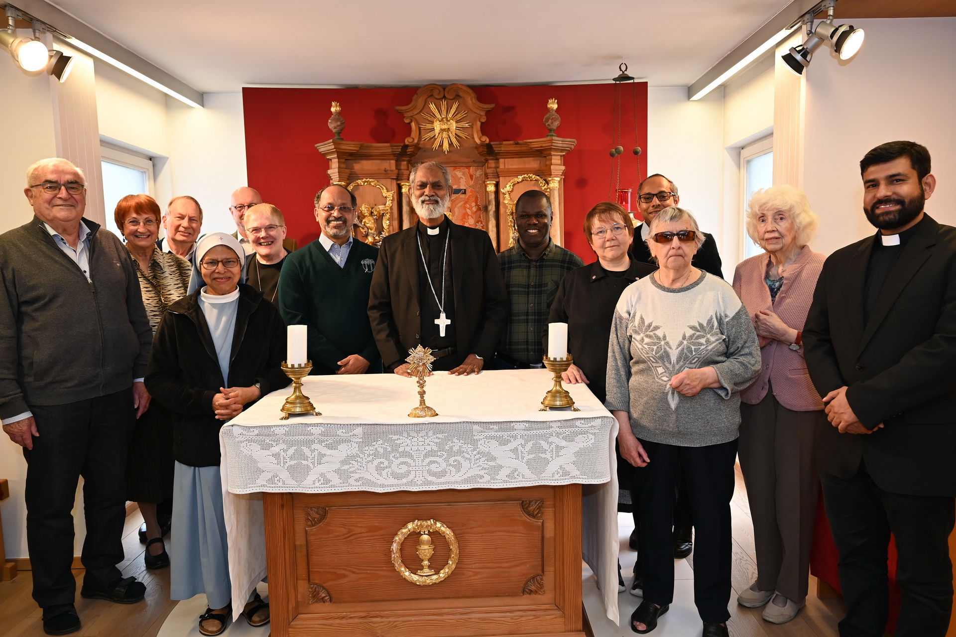 Bischof Dr. Mathews Mar Polycarpos Manakkarakavil aus der Diözese Mavelikara im indischen Bundesstaat Kerala mit Mitgliedern der Kommunität des Ordo Communionis in Christo in der Gründungskapelle, ganz rechts sein Neffe Father Jobin Joy, der an der Hochschule der Pallottiner in Vallendar bei Koblenz studiert. (c) Foto: Manfred Lang/pp/Agentur ProfiPress