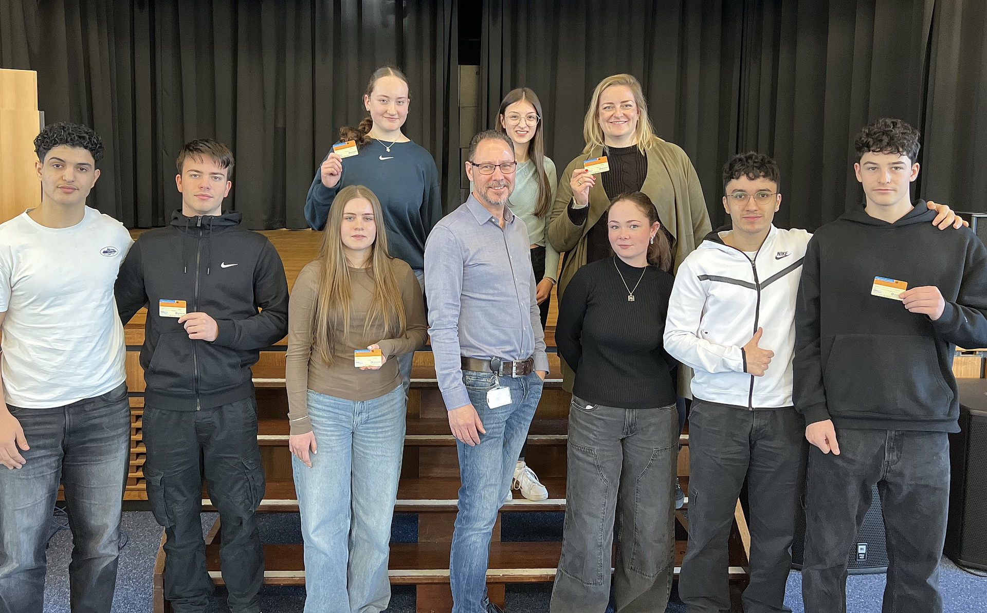 Schüler/innen des Religionskurses der Einführungsphase in die gymnasiale Oberstufe der Gesamtschule Mechernich organisierten ein Hearing über die Organspende mit ihrer Religionslehrerin Eva Bruns. In der Mitte Dr. Dirk Schedler, der Transplantationsbeauftragte der Uniklinik Köln. (c) Foto: Josef Brossette/pp/Agentur ProfiPress