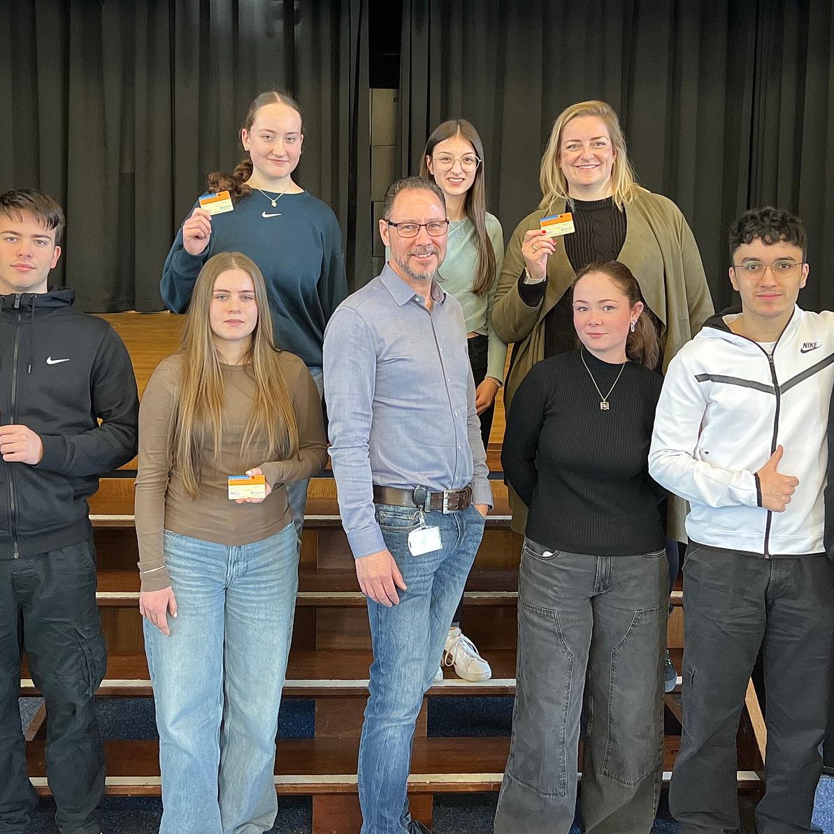 Schüler/innen des Religionskurses der Einführungsphase in die gymnasiale Oberstufe der Gesamtschule Mechernich organisierten ein Hearing über die Organspende mit ihrer Religionslehrerin Eva Bruns. In der Mitte Dr. Dirk Schedler, der Transplantationsbeauftragte der Uniklinik Köln.