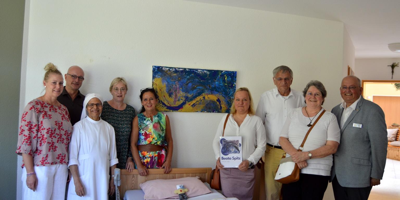 Das Bild „Die Woge“ von Beata Spitz überreichten Anni Bruch und Prof. Dr. Harald-Robert Bruch Ende Juni dem Hospiz „Stella Maris“ in Mechernich.