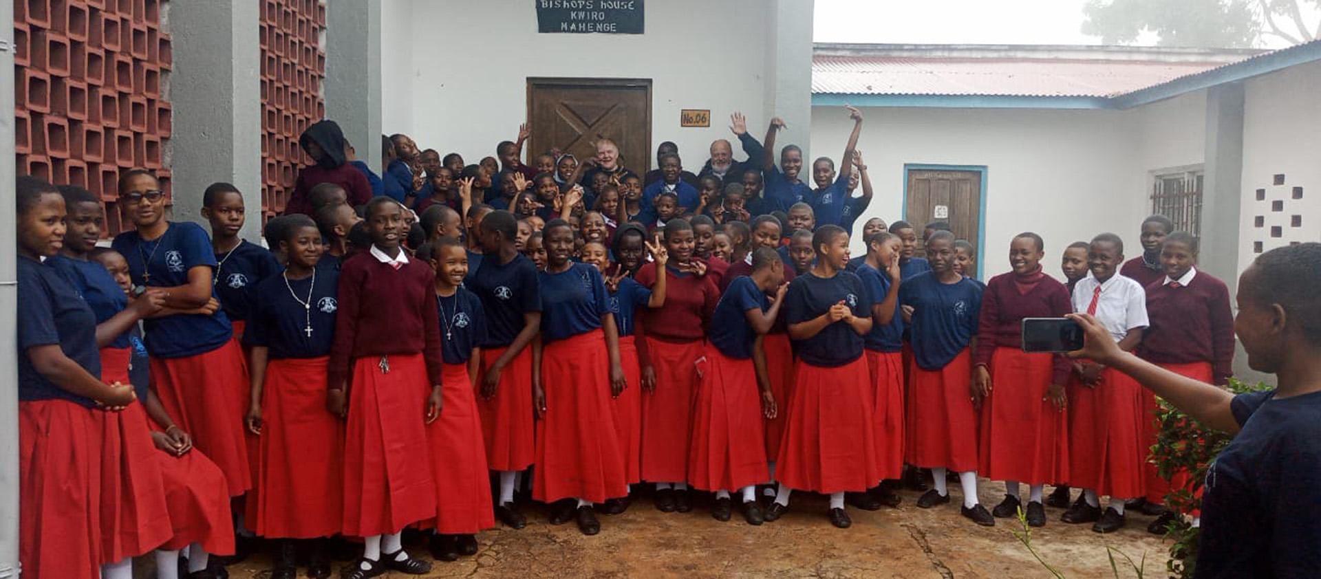 Schülerinnen einer bischöflichen Schule St. Agnes in Mahenge mit Besuchern aus dem Mechernicher Mutterhaus der Communio in Christo.