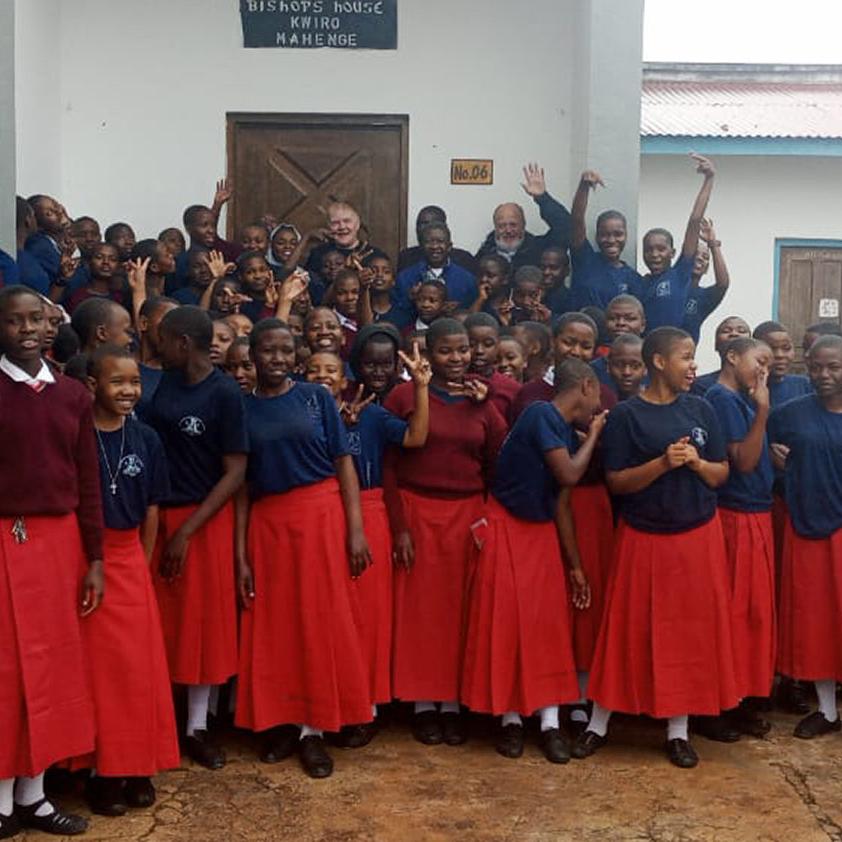 Schülerinnen einer bischöflichen Schule St. Agnes in Mahenge mit Besuchern aus dem Mechernicher Mutterhaus der Communio in Christo.