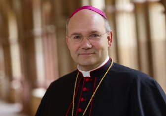 Nicht nur an Ständen auf dem Dorfanger, wie hier, auch in privaten Einfahrten, Höfen und Garagen werden allerlei „Altertümchen“ sowie Essen und Trinken angeboten. (c) Bistum Aachen
