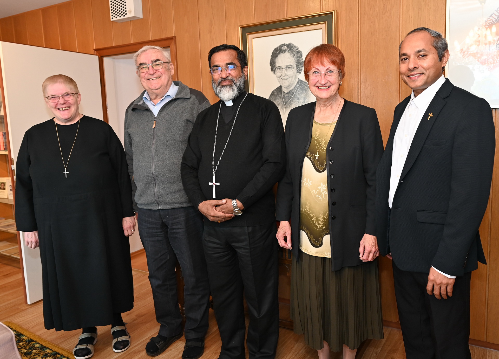 Bischof Thomas Mar Anthonios OIC (m.) mit Father Jaison Thazhathil (r.), dem Generalsuperior des Ordo Communionis in Christo mit Mutterhaus in Mechernich, und seiner Führungsmannschaft, Schwester Lidwina (v.l.), Spiritual Pater Rudolf Ammann ISch und Marie-Thérèse Dijkstra. (c) Foto: Manfred Lang/pp/Agentur ProfiPress