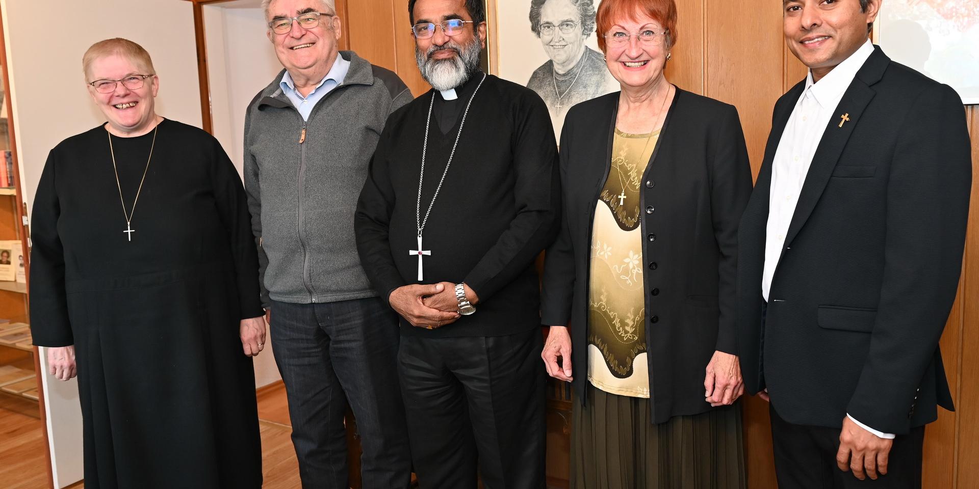 Bischof Thomas Mar Anthonios OIC (m.) mit Father Jaison Thazhathil (r.), dem Generalsuperior des Ordo Communionis in Christo mit Mutterhaus in Mechernich, und seiner Führungsmannschaft, Schwester Lidwina (v.l.), Spiritual Pater Rudolf Ammann ISch und Marie-Thérèse Dijkstra.