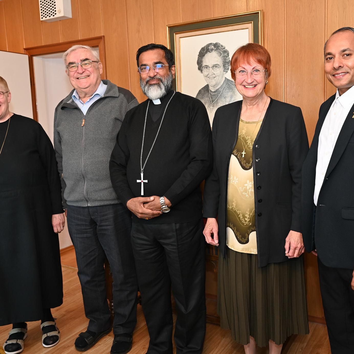 Bischof Thomas Mar Anthonios OIC (m.) mit Father Jaison Thazhathil (r.), dem Generalsuperior des Ordo Communionis in Christo mit Mutterhaus in Mechernich, und seiner Führungsmannschaft, Schwester Lidwina (v.l.), Spiritual Pater Rudolf Ammann ISch und Marie-Thérèse Dijkstra.