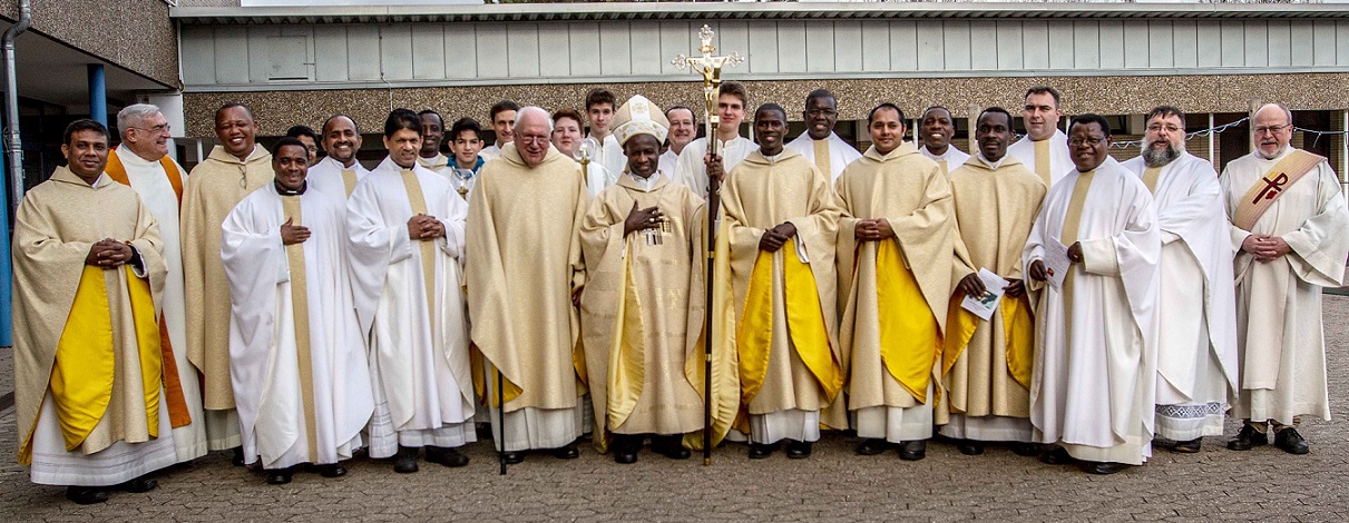 Bischof und Konzelebranten: (c) Foto: Paul Düster/pp/Agentur ProfiPress