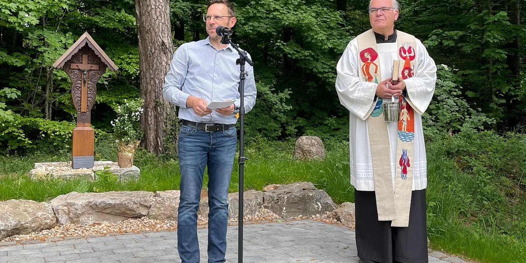 Ortsbürgermeister Björn Wassong und Pfarrer Erik Pühringer bei der Einweihung der neuen Hermann-Josef-Rast am Brandenbusch zwischen Kartsteinhöhe und Keldenich.
