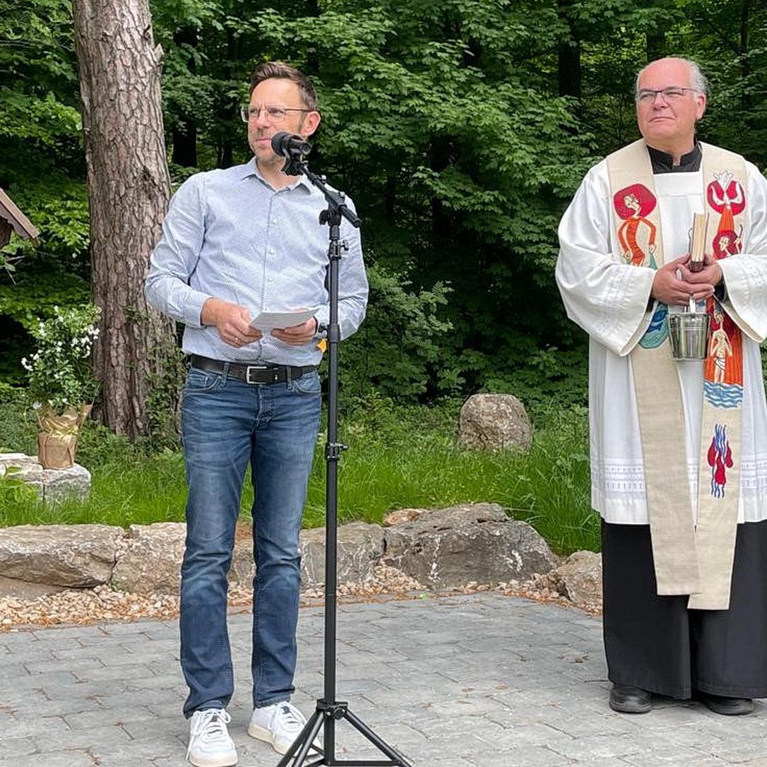 Ortsbürgermeister Björn Wassong und Pfarrer Erik Pühringer bei der Einweihung der neuen Hermann-Josef-Rast am Brandenbusch zwischen Kartsteinhöhe und Keldenich.