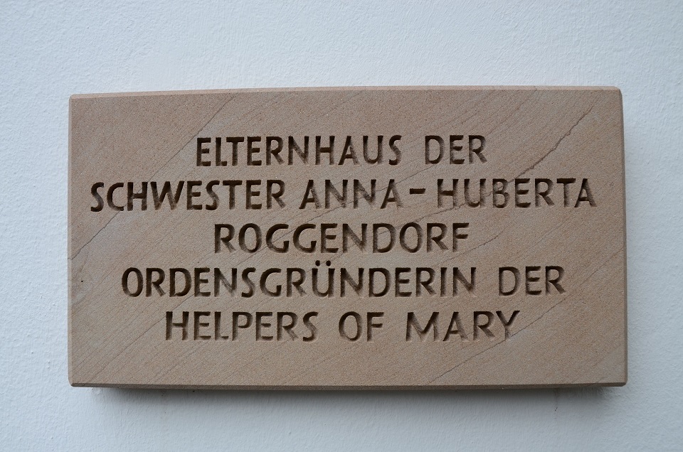 Diese Buntsandsteintafel wurde am Hause Assion in der Arenbergstraße 17 angebracht. (c) Manfred Lang/pp/Agentur ProfiPress