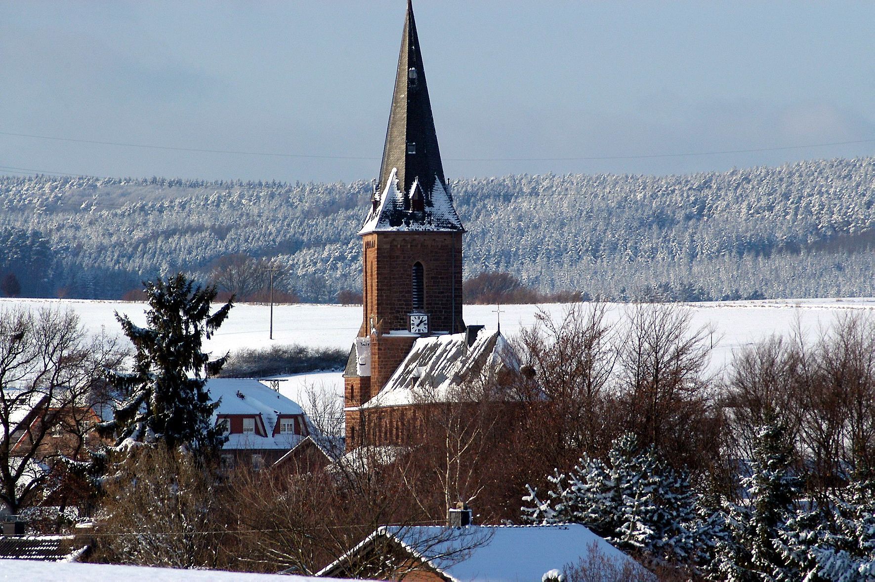 Bleibuir mit der Kirche St. Agnes im winterlichen Festtagsgewand: ob es zum Weihnachtsmarkt der 1. KG Rot-Weiß Bleibuir am 16./17. November so weihnachtlich aussieht, ist zwar zweifelhaft, aber der schönen Voradventsstimmung soll die vorherrschende Witterung keinen Abbruch tun. (c) Foto: Manfred Lang/pp/Agentur ProfiPress