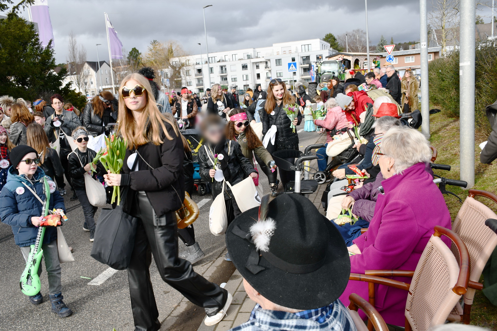 Den Lotti-Krekel-Song „Mir schenken der Ahl e paar Blöömcher“ nehmen hier jugendliche Zugteilnehmer des Familienmesskreises Mechernich beim Tulpensonntagszug vor dem Kreuserstift wörtlich. (c) Archivfoto: Manfred Lang/pp/Agentur ProfiPress