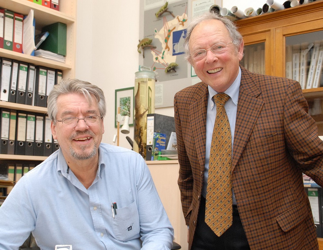 Hans Bösch (r.) mit Prof. Dr. Wolfgang Böhme, einem Nachfahren Wilhelm Buschs, im Bonner Museum König. (c) Foto: Manfred Lang/pp/Agentur ProfiPress