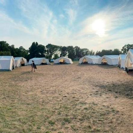 So ähnlich wie das Camp 2021 könnte das Zeltlager auch in diesem Jahr aussehen, wenn 100 von der Flut betroffene Kinder und Jugendliche aus Mechernich, Euskirchen, Schleiden, Kall und Bad Münstereifel kostenlos Urlaub am Plöner See machen dürfen.