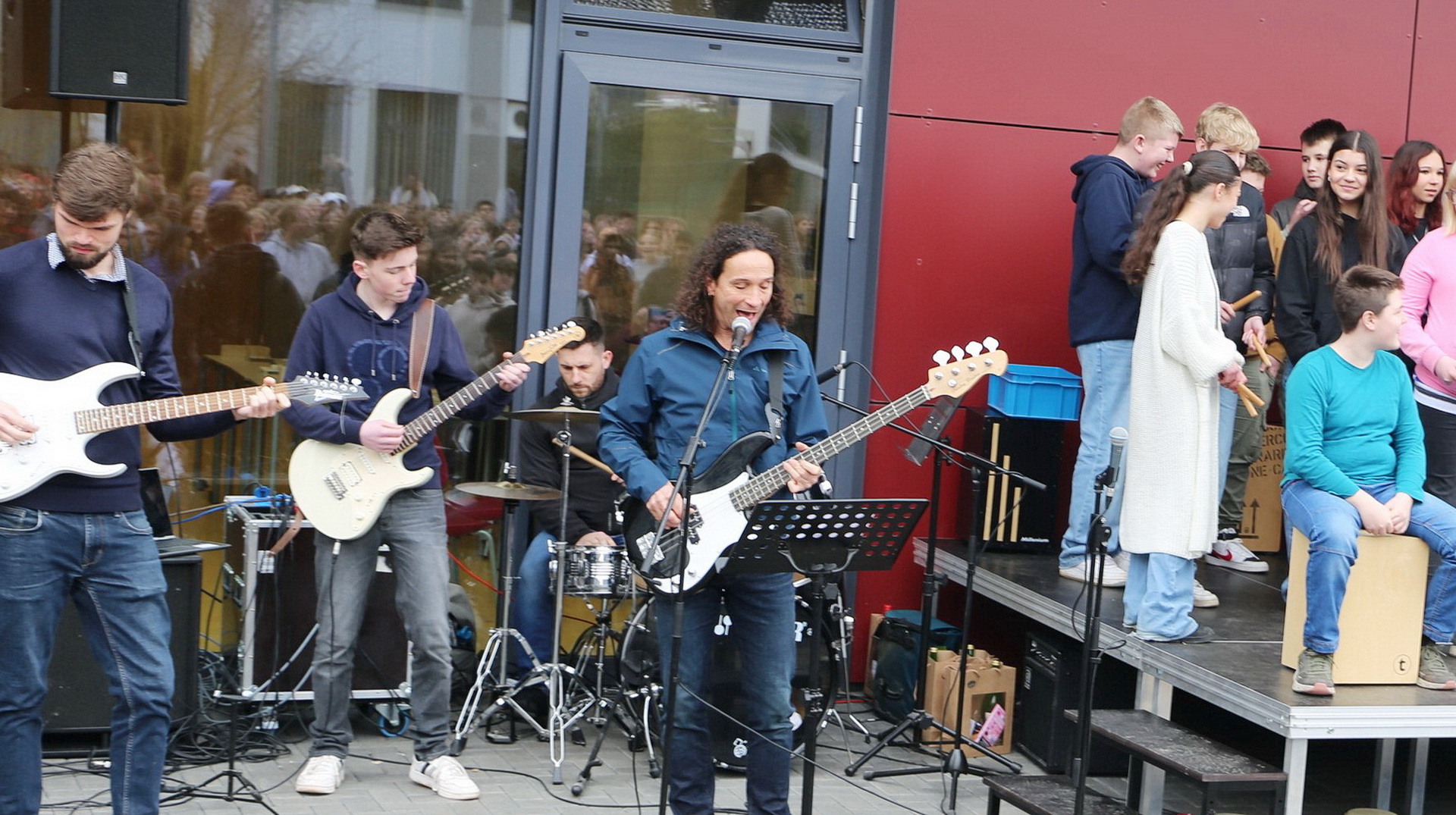 Bereits bei einer Kundgebung vor dem Mechernicher Rathaus hatten sich im Frühjahr 2024 zahlreiche Menschen gegen einen Rechtsruck in Deutschland versammelt. Hier ist der in Mechernich-Hostel lebende Kölschrocker Stephan Brings mit musikalischen Mitstreitern zu sehen. (c) Archivfoto: Henri Grüger/pp/Agentur ProfiPress