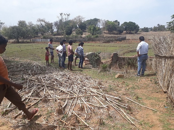 Irgendwo in Jharkhand: Der Dorfbrunnen ist unbrauchbar und muss renoviert werden. Experten sprechen mit der Dorfbevölkerung durch, was in Eigenregie selbst zu tun ist. (c) Privat/pp/Agentur ProfiPress