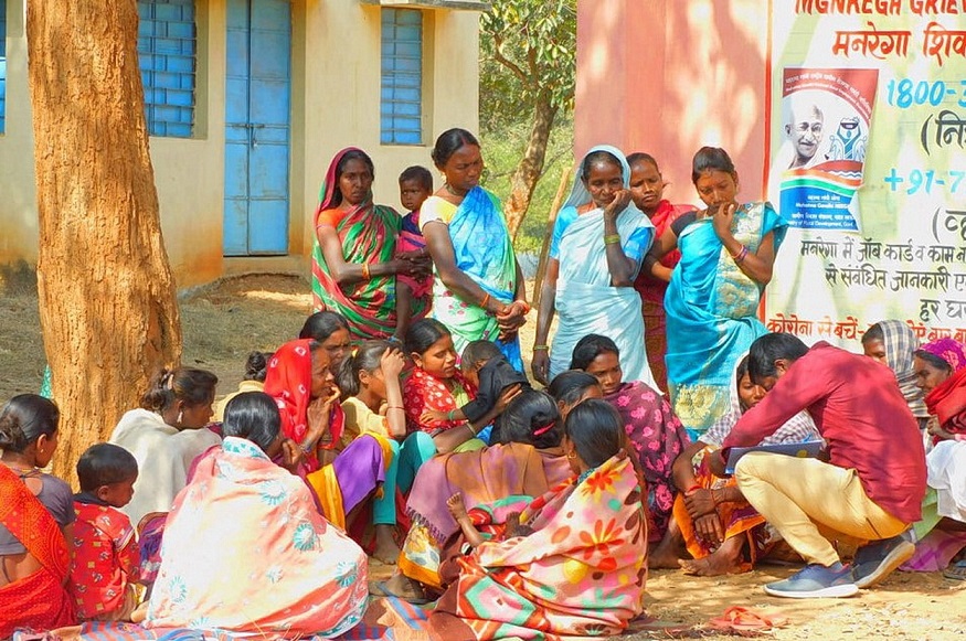n Dhawatanr, einem Dorf im Giridih-Distrikt im dürren indischen Bundesstaat Jharkhand, trifft sich das im Auftrag der Eifeler Brunnenhilfe neugebildete Dorfkomitee „Gram Sabha“. Sie sollen die Bevölkerung über die Wasserspeichermaßnahmen aufklären und zum Mittun animieren. (c) Privat/pp/Agentur ProfiPress