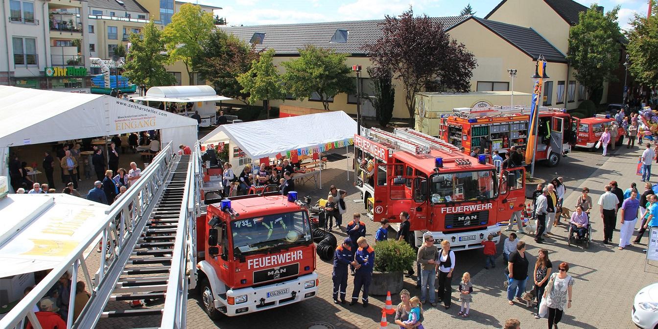 Die Feuerwehr beteiligt sich regelmäßig am Brunnenfest. Nun freut sich die Stadt über weitere Mitwirkende, die sich gerne unter stadtfest2025@mechernich.de anmelden können.