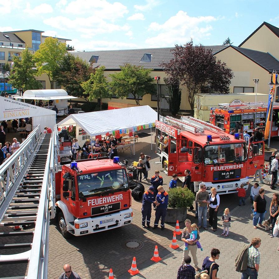 Die Feuerwehr beteiligt sich regelmäßig am Brunnenfest. Nun freut sich die Stadt über weitere Mitwirkende, die sich gerne unter stadtfest2025@mechernich.de anmelden können.