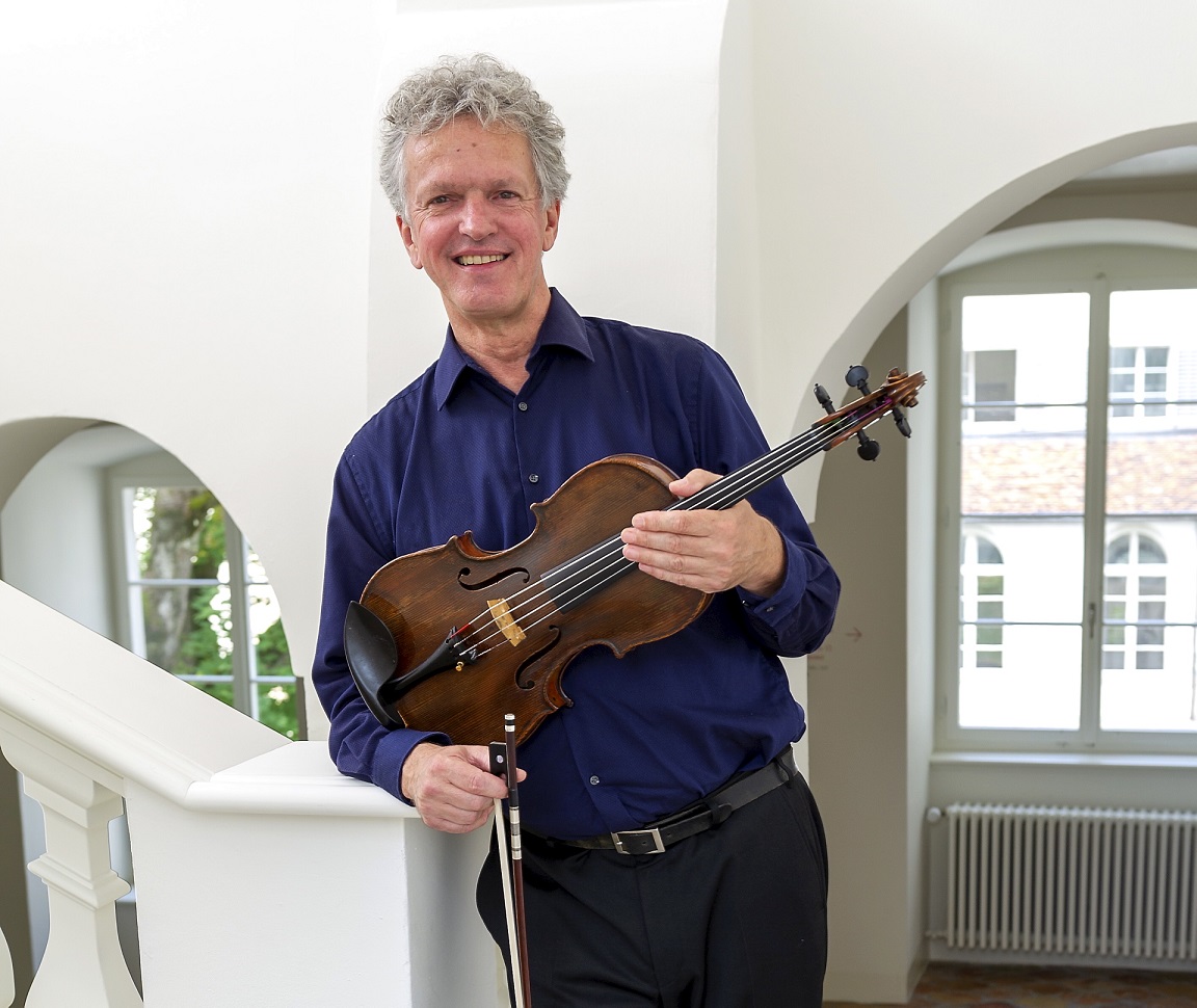 Professor Matthias Buchholz wird beim „großen Orchesterkonzert“ am Samstag, 21. Mai, im Kloster Steinfeld Viola spielen. (c) Foto: Marco Blessano/Veranstalter/pp/Agentur ProfiPress