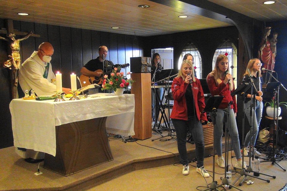 Musikalisch gestaltet wurde der Gottesdienst von der Sacro-Pop-Band Spirit. Am Altar Diakon Manfred Lohmann aus Bad Driburg. (c) Foto: Communio in Christo/pp/Agentur ProfiPress