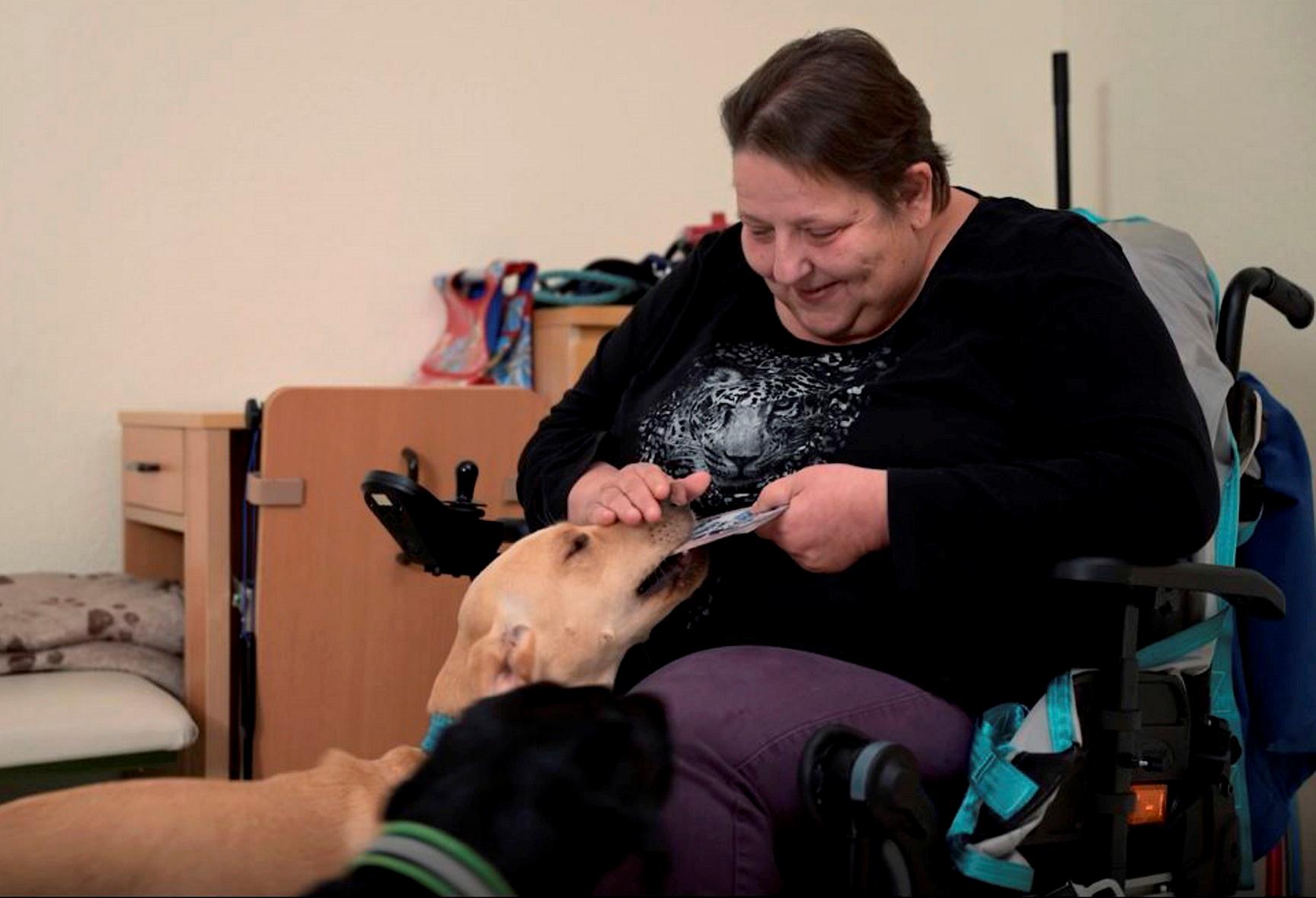 „Die Hunde nehmen einen so, wie man ist. Für mich ist das jede Woche mindestens eine Stunde Glück“, berichtet Bewohnerin Monika ihre persönlichen Erfahrungen mit den Therapiehunden.