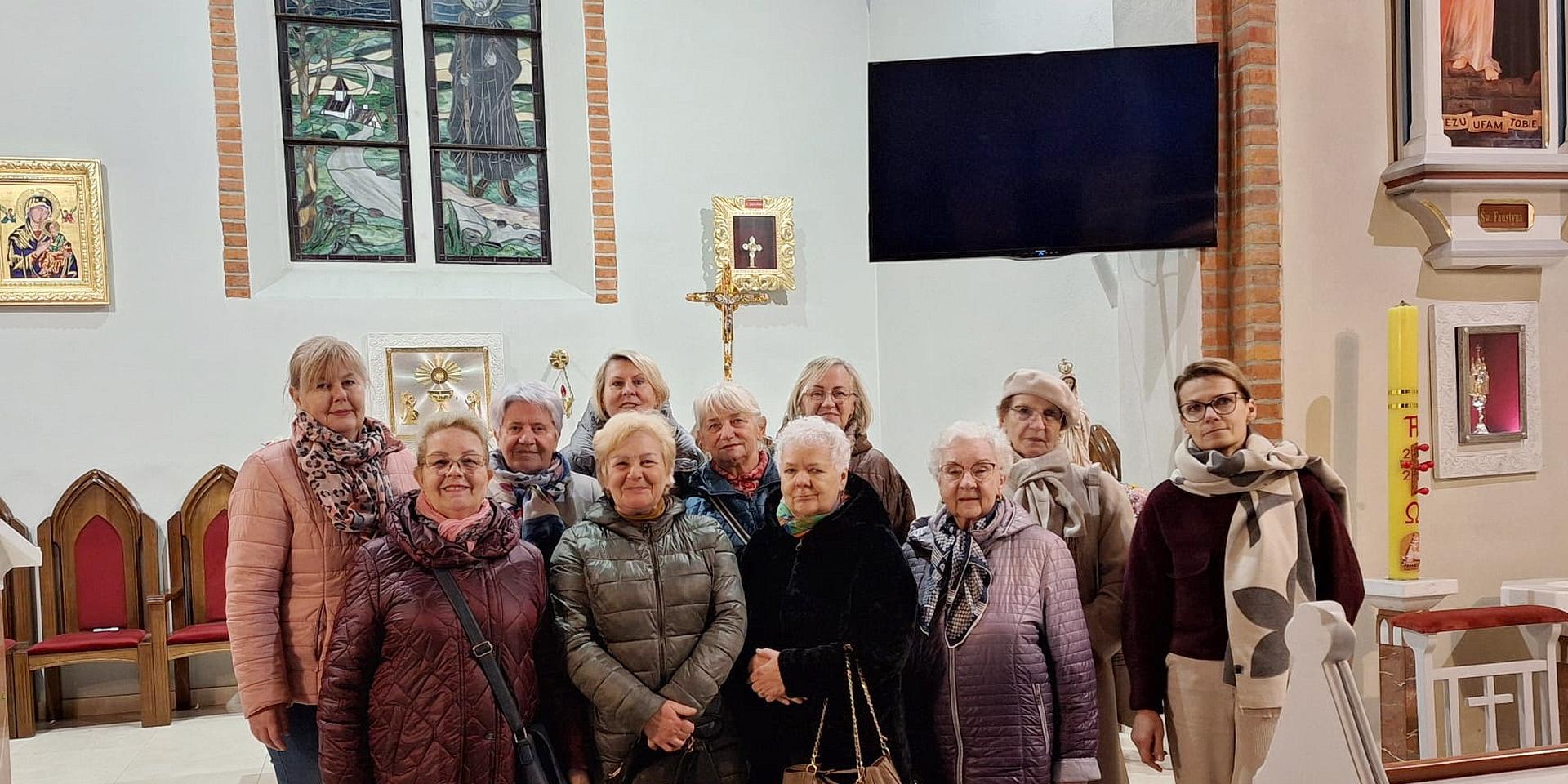 Freunde der Communio in Christo aus Polen trafen sich in Swarożyn zum geistlichen Austausch – im kommenden Jahr wollen sie das Mutterhaus in Mechernich besuchen. Hier ist die Gruppe aus Mechernichs Partnerstadt Skarszewy in Dr. Piotr Malinowskis Pfarrkirche St. Andreas Bobola in Swarozyn zu sehen, hinten links die Initiatorin Teresa Świeca.