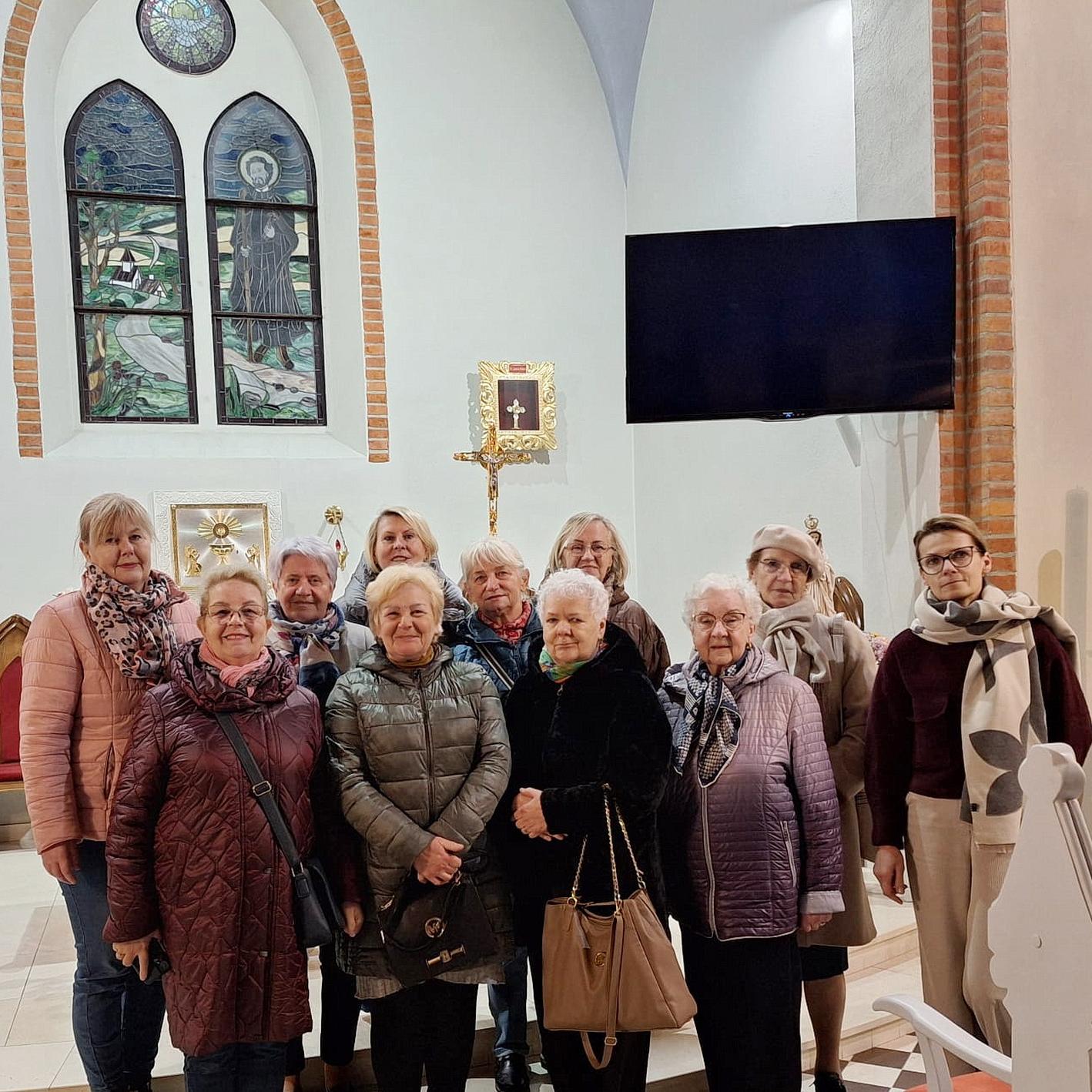 Freunde der Communio in Christo aus Polen trafen sich in Swarożyn zum geistlichen Austausch – im kommenden Jahr wollen sie das Mutterhaus in Mechernich besuchen. Hier ist die Gruppe aus Mechernichs Partnerstadt Skarszewy in Dr. Piotr Malinowskis Pfarrkirche St. Andreas Bobola in Swarozyn zu sehen, hinten links die Initiatorin Teresa Świeca.