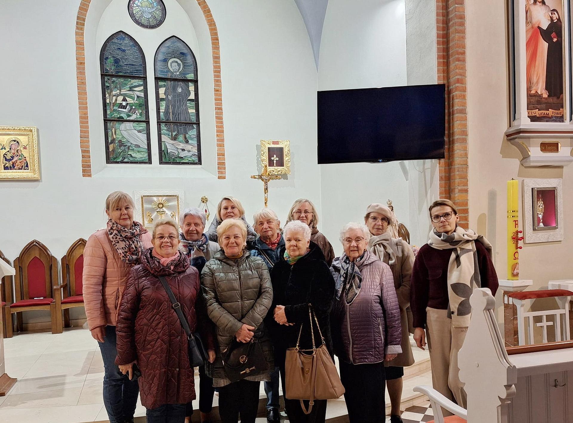 Freunde der Communio in Christo aus Polen trafen sich in Swarożyn zum geistlichen Austausch – im kommenden Jahr wollen sie das Mutterhaus in Mechernich besuchen. Hier ist die Gruppe aus Mechernichs Partnerstadt Skarszewy in Dr. Piotr Malinowskis Pfarrkirche St. Andreas Bobola in Swarozyn zu sehen, hinten links die Initiatorin Teresa Świeca.