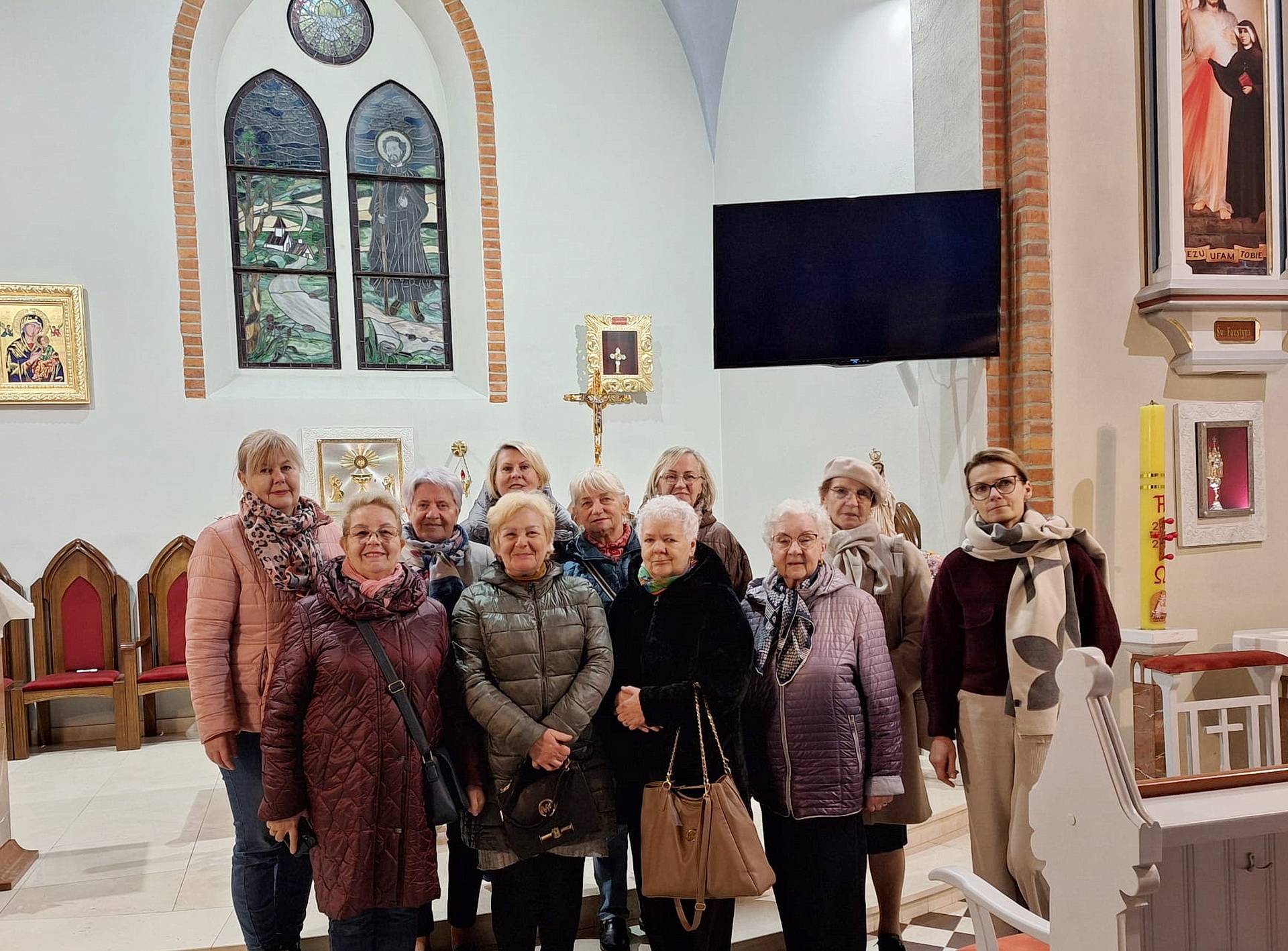 Freunde der Communio in Christo aus Polen trafen sich in Swarożyn zum geistlichen Austausch – im kommenden Jahr wollen sie das Mutterhaus in Mechernich besuchen. Hier ist die Gruppe aus Mechernichs Partnerstadt Skarszewy in Dr. Piotr Malinowskis Pfarrkirche St. Andreas Bobola in Swarozyn zu sehen, hinten links die Initiatorin Teresa Świeca. (c) Foto: CIC/pp/Agentur ProfiPress